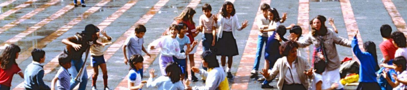 Niños de Simbiosis en La Plaza Niños de la comparsa de Simbiosis en La Plaza, Manizales