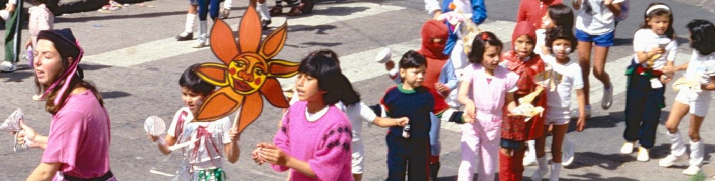 Comparsa con Niños del barrio Ensamblaje en comparsa con niños de La Perseverancia