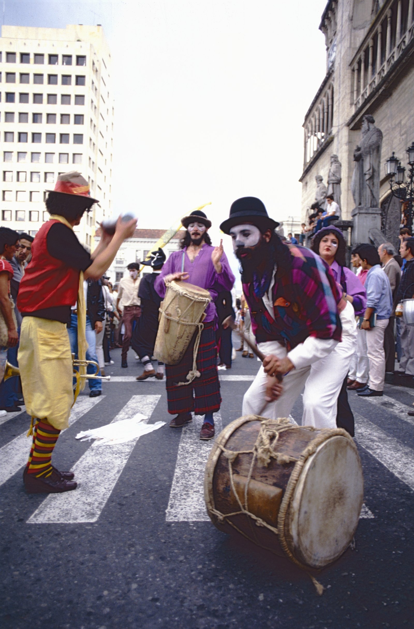 La Banda de Simbiosis La banda de Simbiosis tocando en una calle de Manizales