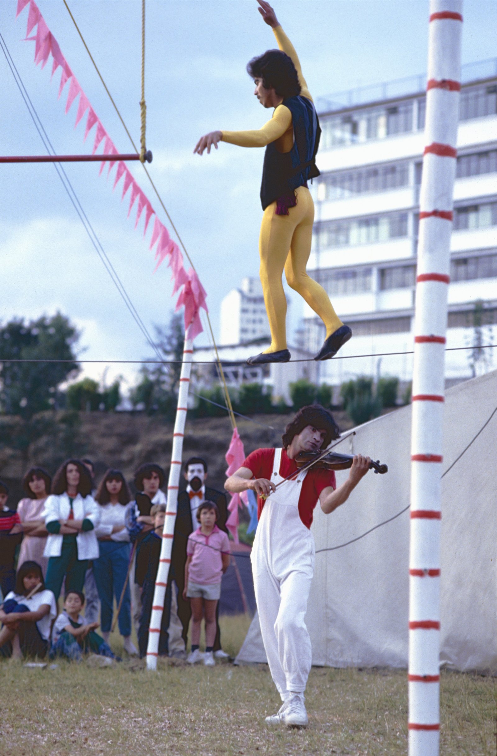 La Cuerda Floja Caminando la Cuerda Floja acompañada con música de violín