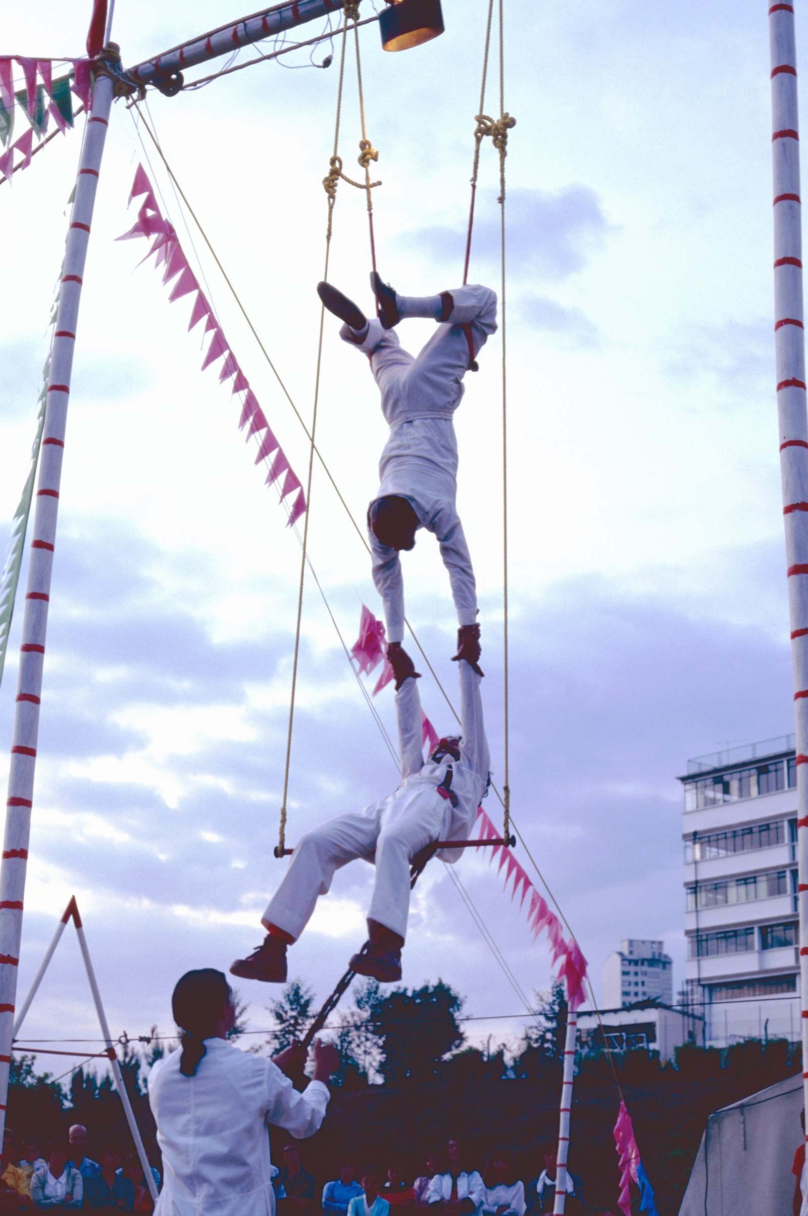 En el Trapecio Miembros del Circo en el Trapecio