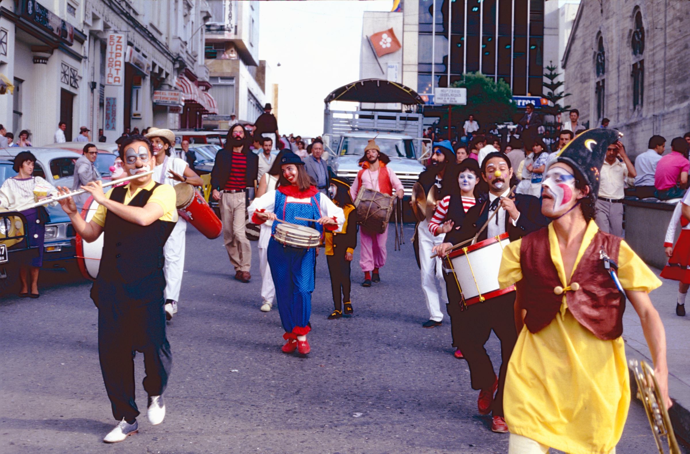 La Comparsa desfilando por las calles de Manizales