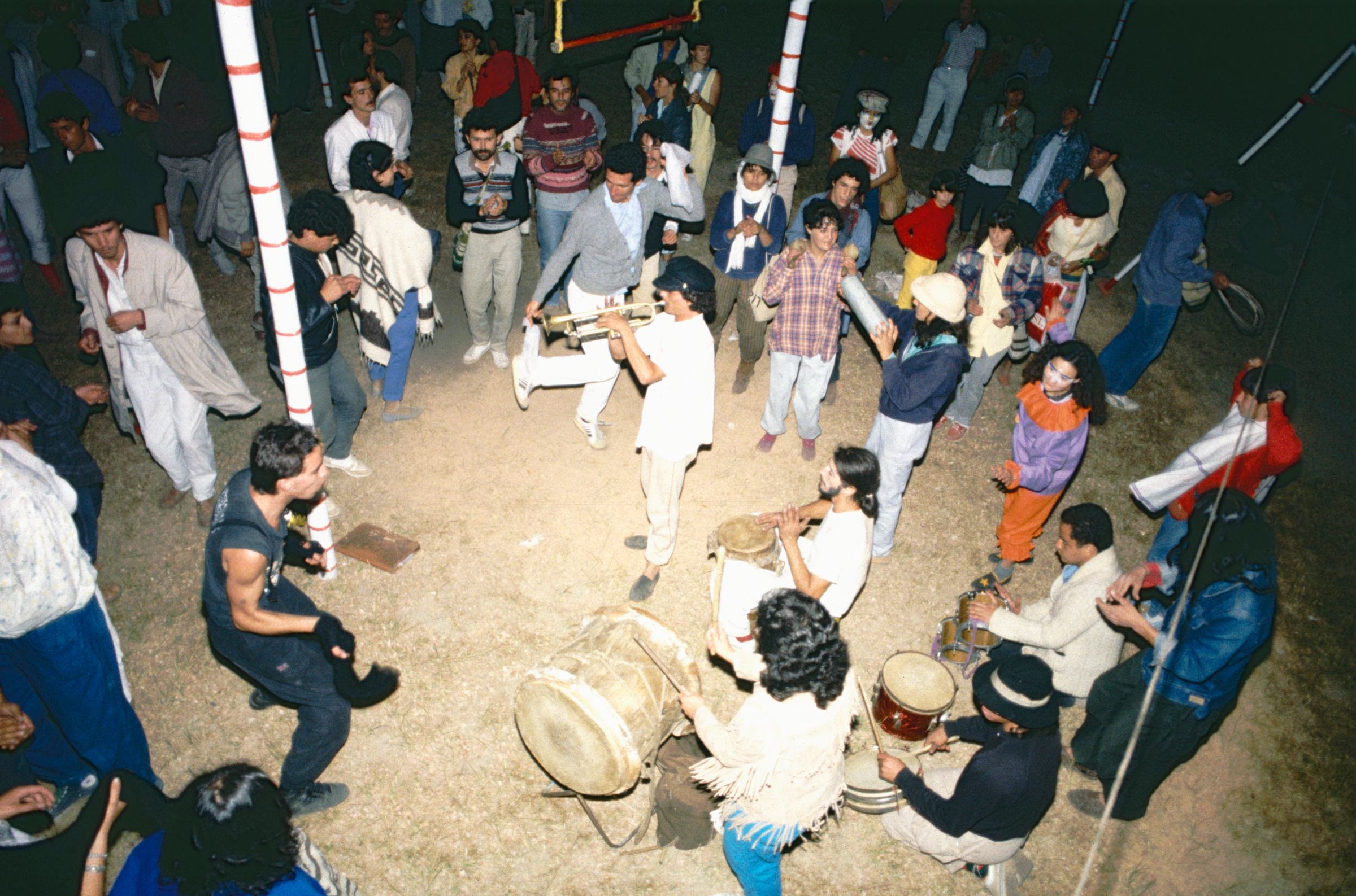 Celebrando con música al fin del día