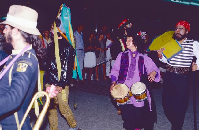 Alt'Miembros del grupo en una comparsa de noche'.