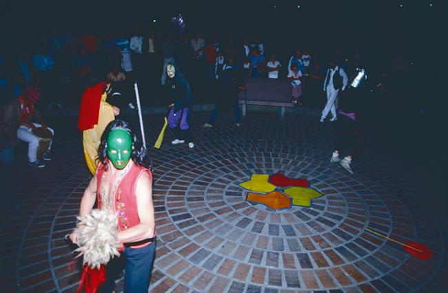 Alt'Miembros del grupo en acción en la Plazoleta'.