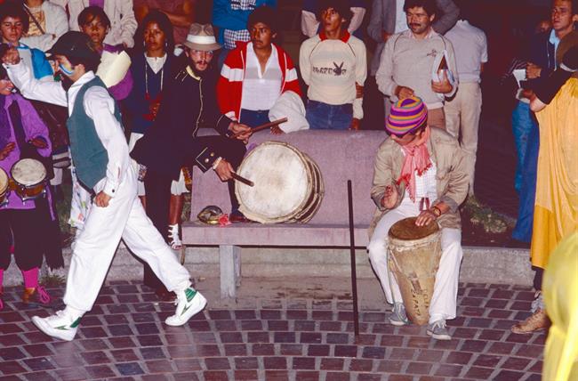 Alt'Actores en acción en la plazoleta'.