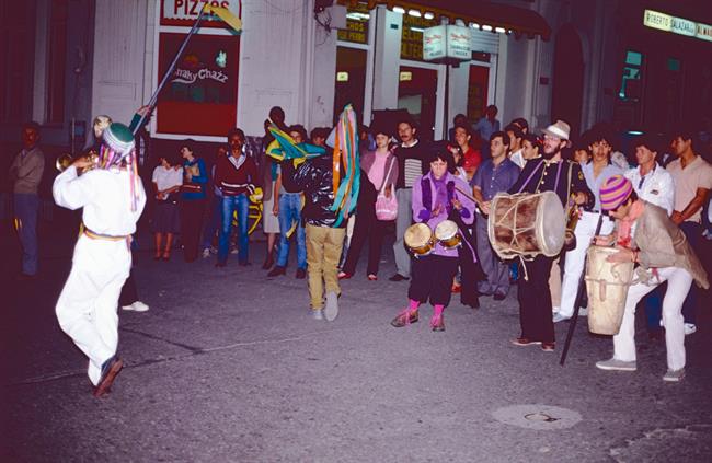 Alt'Músicos del grupo tocando en la calle'.